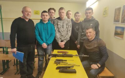 В рамках співпраці між ДПТНЗ «Вінницьке вище професійне училище сфери послуг, КЗ «Некрасівський ліцей» та КЗ «Якушинецький ліцей» протягом 13-24 березня викладач Володимир Шиньковий проводив заняття з вивчення матеріальної частини стрілецької зброї.