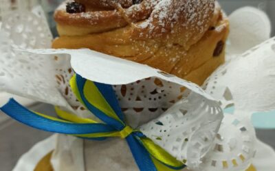12 квітня у ДПТНЗ «Вінницьке вище професійне училище сфери послуг» для внутрішньо переміщених осіб та вінничан відбувся майстер-клас з приготування великодньої випічки «Краффіни» (майстриня – Тетяна Соловйова) та з декорування пасок (майстриня – Світлана Яценко)