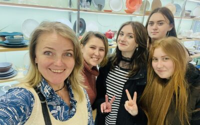 18 квітня в рамках роботи Центру кар’єрного консультування ДПТНЗ «Вінницьке вище професійне училище сфери послуг» здобувачі освіти групи КК-11-21 в супроводі викладача Наталії Рибак відвідали компанію «TopRest»