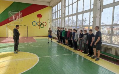10 березня у ДПТНЗ «Вінницьке вище професійне училище сфери послуг» відбувся відкритий урок з фізичного виховання у групі АС-23-22. Здобувачі освіти вивчали передачу м’яча знизу (модуль «Волейбол»)